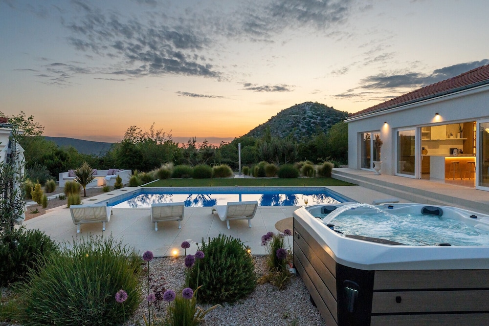 Villa Nebesi