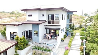 Villa - Sleeps 10 - Communal Pool - Parking