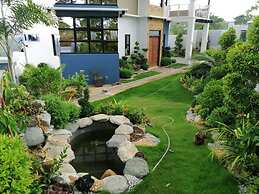 Villa - Sleeps 10 - Communal Pool - Parking