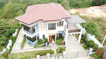 Villa - Sleeps 10 - Communal Pool - Parking