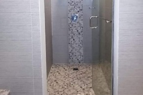 Villa - Sleeps 10 - Communal Pool - Parking