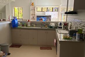 Villa - Sleeps 10 - Communal Pool - Parking