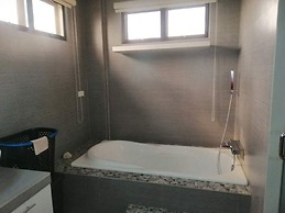 Villa - Sleeps 10 - Communal Pool - Parking
