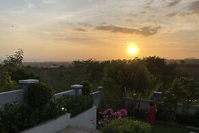 Villa - Sleeps 10 - Communal Pool - Parking