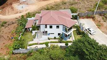 Villa - Sleeps 10 - Communal Pool - Parking