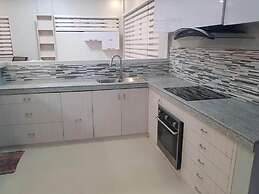 Villa - Sleeps 10 - Communal Pool - Parking