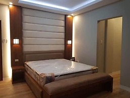 Villa - Sleeps 10 - Communal Pool - Parking