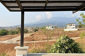 Villa - Sleeps 10 - Communal Pool - Parking