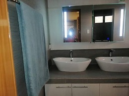 Villa - Sleeps 10 - Communal Pool - Parking
