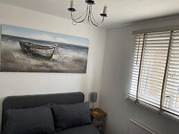 Riverside Park Ground Floor Apt 1 BR Parking St Neots