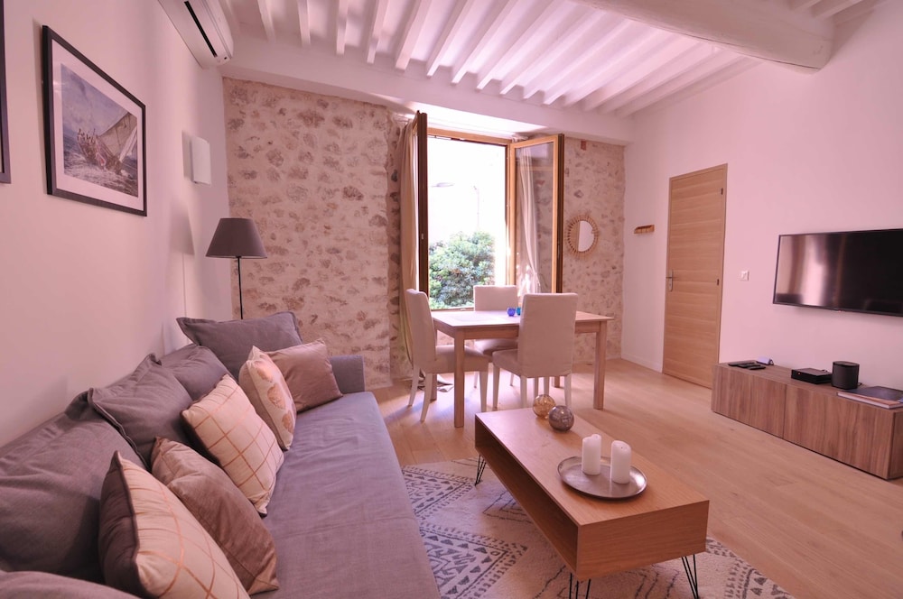 Picasso Apartments