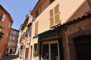Picasso Apartments