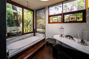Secluded Beachfront Villa Manis, 5br, Candidasa