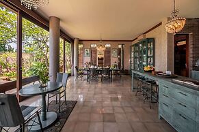 Secluded Beachfront Villa Manis, 5br, Candidasa