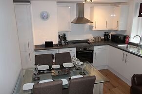 Modern two Bedroom Apartment Ideally Located