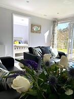 2 Bed Villa Sleeps 4 - Wifi, Garden, Sea Views
