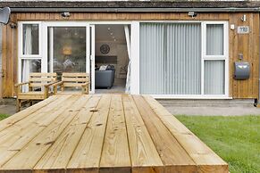 2 Bed Villa Sleeps 4 - Wifi, Garden, Sea Views