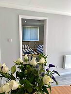 2 Bed Villa Sleeps 4 - Wifi, Garden, Sea Views