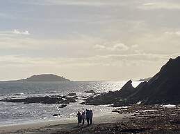 2 Bed Villa Sleeps 4 - Wifi, Garden, Sea Views
