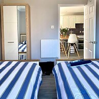 2 Bed Villa Sleeps 4 - Wifi, Garden, Sea Views