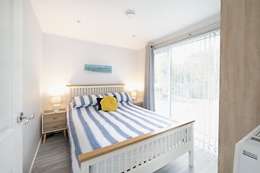 2 Bed Villa Sleeps 4 - Wifi, Garden, Sea Views