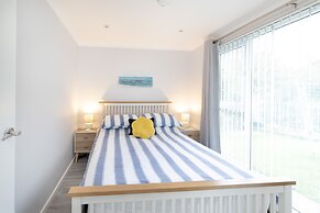 2 Bed Villa Sleeps 4 - Wifi, Garden, Sea Views