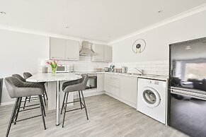 2 Bed Villa Sleeps 4 - Wifi, Garden, Sea Views