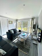 2 Bed Villa Sleeps 4 - Wifi, Garden, Sea Views