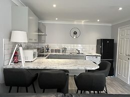 2 Bed Villa Sleeps 4 - Wifi, Garden, Sea Views