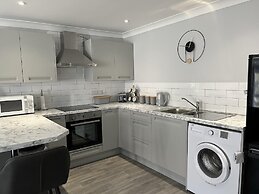 2 Bed Villa Sleeps 4 - Wifi, Garden, Sea Views