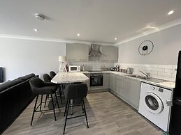 2 Bed Villa Sleeps 4 - Wifi, Garden, Sea Views