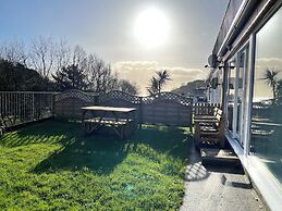 2 Bed Villa Sleeps 4 - Wifi, Garden, Sea Views