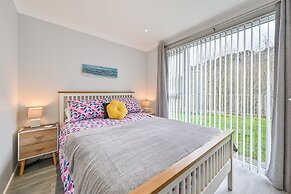 2 Bed Villa Sleeps 4 - Wifi, Garden, Sea Views