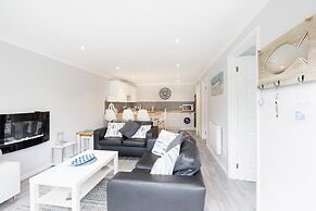 2 Bed Villa Sleeps 4 - Wifi, Garden, Sea Views
