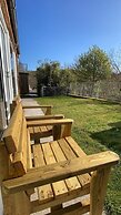 2 Bed Villa Sleeps 4 - Wifi, Garden, Sea Views