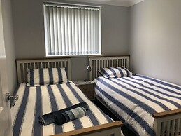 2 Bed Villa Sleeps 4 - Wifi, Garden, Sea Views