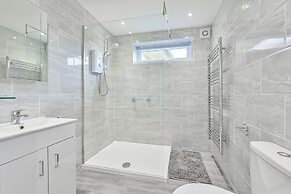 2 Bed Villa Sleeps 4 - Wifi, Garden, Sea Views