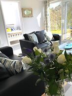2 Bed Villa Sleeps 4 - Wifi, Garden, Sea Views