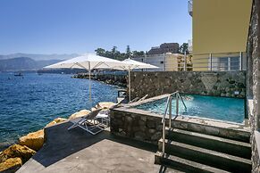 Beachfront Villa Sorrento & private sea access