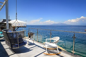Beachfront Villa Sorrento & private sea access