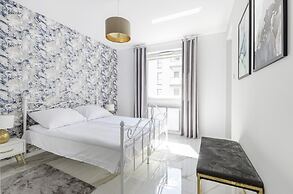 Lumina apartment on Drewnowska