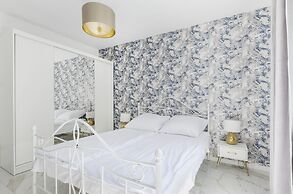 Lumina apartment on Drewnowska