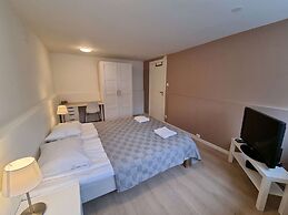 Room-spacious Private Room, Queen Bed, C