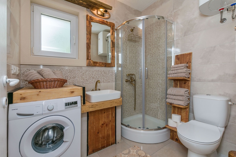 House Mali Dvori