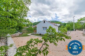 House Mali Dvori