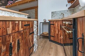 House Mali Dvori