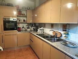 Villa Sleeps 6 With Garden and Gym