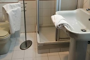 Villa Sleeps 6 With Garden and Gym