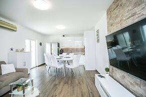 Modern House W.large Garden & Children Playground