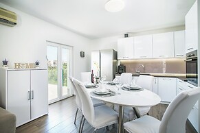 Modern House W.large Garden & Children Playground